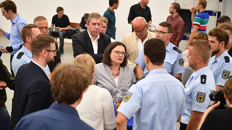 Andrea Nahles im Gespräch mit Polizeianwärtern Foto: Ronald Rinklef
