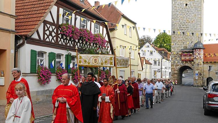 In einer Prozession über den Marktplatz wollten die Gläubigen ihr Gemeinschaftsgefühl und ihre Menschlichkeit ausdrückten und über die Stadt den Segen Gottes erbitten.