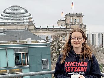 Vanessa Zehnender aus Ebelsbach verbrachte auf Einladung der SPD-Bundestagsabgeordneten Sabine Dittmar zwei Tage in Berlin und durfte hinter die Kulissen des Parlaments blicken.  Foto: B&uuml;ro Dittmar/Michael Frank