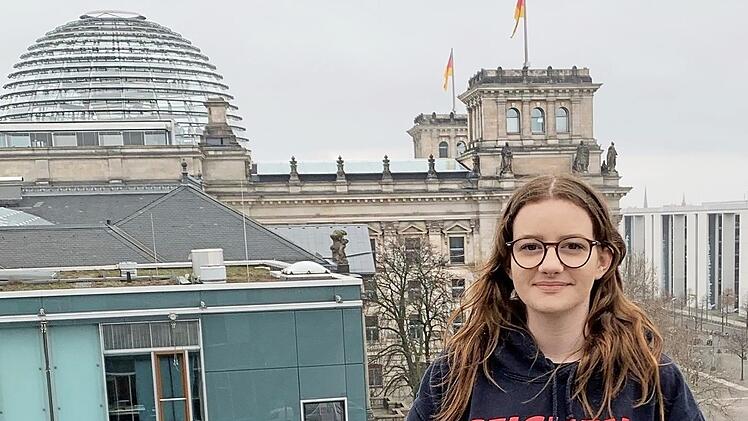 Vanessa Zehnender aus Ebelsbach verbrachte auf Einladung der SPD-Bundestagsabgeordneten Sabine Dittmar zwei Tage in Berlin und durfte hinter die Kulissen des Parlaments blicken.  Foto: B&uuml;ro Dittmar/Michael Frank