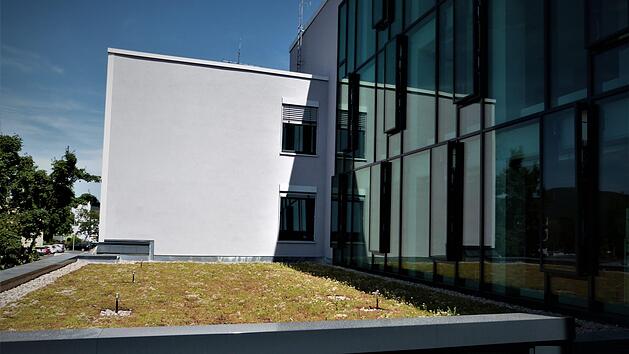 Der  neue, barrierefreie Eingangsbereich des Landratsamtes hat auch ein Pflanzendach erhalten.Rei&szlig;aus