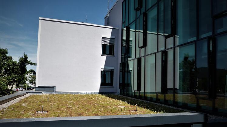 Der  neue, barrierefreie Eingangsbereich des Landratsamtes hat auch ein Pflanzendach erhalten.Reißaus