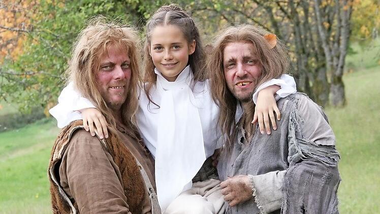 Stephan Tölle (links) und Jonas Minthe (rechts) tragen Prinzessin Sarah auf Händen.