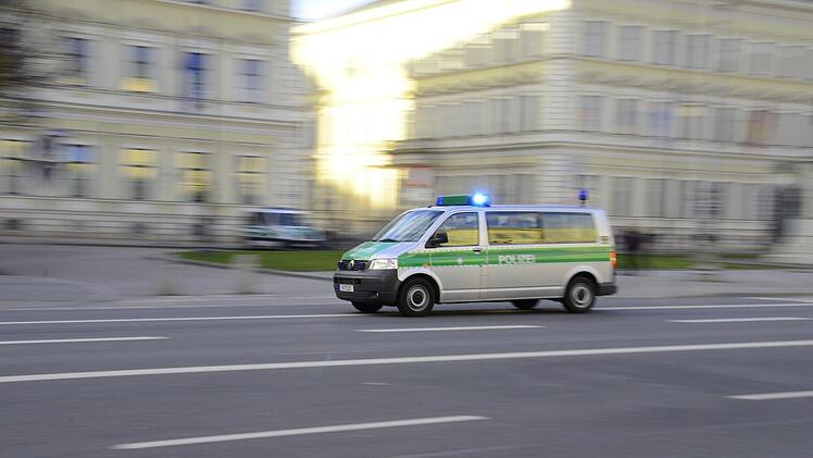 Die Polizei fahndet nach einem Überfall während des Bayreuther Faschingsumzugs nach fünf Räubern. Die Täter konnten zunächst entkommen. Symbolfoto: pixabay/carstenoschmann