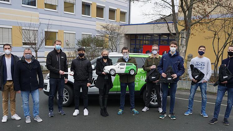 Schüler des Projekt-Seminars bei der symbolischen Schlüsselübergabe des Prototyps an die Firma Valeo aus Kronach  Fotos: privat