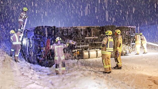 Das dichte Schneetreiben behinderte die Arbeit der Rettungskr&auml;fte auf der Autobahn.