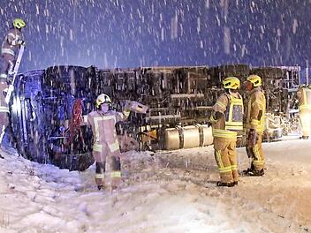 Das dichte Schneetreiben behinderte die Arbeit der Rettungskräfte auf der Autobahn.