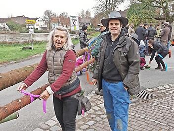 Silke, die „Quotenfrau“ aus Berlin, mit dem Vorstand der Dorfgemeinschaft, Sascha Link