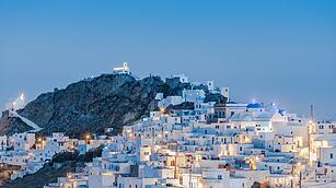 The chora - capital with traditional white houses of Serifos island Aegean Cyclades Greece against a blue sky during blue hour Die Chora - Hauptstadt mit traditionellen weißen Häusern der Ägäischen Kykladeninsel Serifos Griechenland vor blauem Himmel während der blauen Stunde