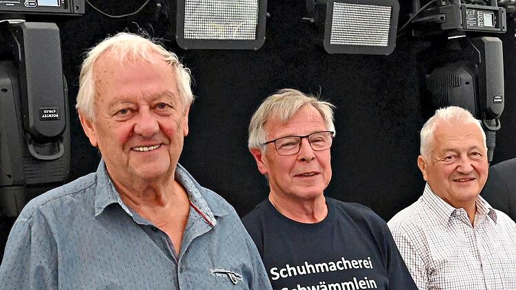 Peter Oder, Rolf Schw&auml;mmlein und Hartmut Fiedler (von links) wurden beim Handwerkerabend f&uuml;r ihre Lebensleistung geehrt. Carl-Heinz Zitzmann