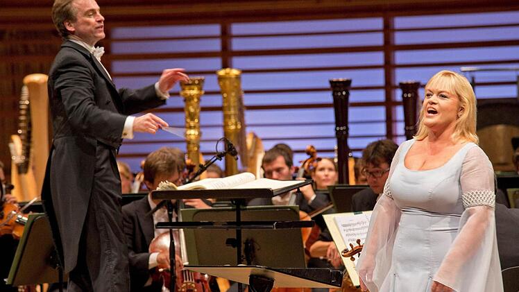 Schlussszene mit Eva Johansson als Brünnhilde und Jonathan Nott Foto: Georg Anderhub/Lucerne Festival