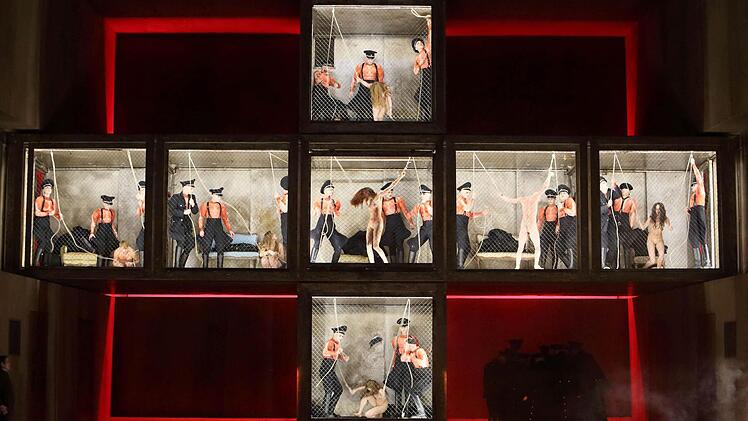 Szene mit einer Sex- und Gewaltorgie in der Münchner Neuinszenierung von Bernd Alois Zimmermanns Oper "Die Soldaten" Alle Fotos: Wilfried Hösl