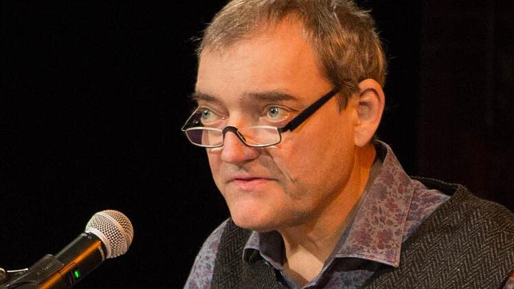 Der Satiriker Wiglaf Droste gab sich in der Alten Seilerei eher bedächtig. Foto: Barbara Herbst