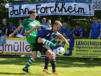 Das Duell der beiden Kapitäne: Der Großbardorfer Stefan Piecha gegen Max Bauernschmitt.  Fotos: Basti Baumann