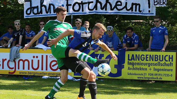 Das Duell der beiden Kapitäne: Der Großbardorfer Stefan Piecha gegen Max Bauernschmitt.  Fotos: Basti Baumann