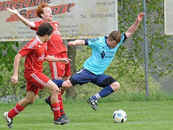 Während der SV Obererthal mit Florian Hofbauer (links) und Christopf Rüth (Mitte) gegen den Abstieg aus der Kreisklasse kämpft, will Westheim mit Florian Stein (rechts) in die Kreisliga aufsteigen. Foto: ssp