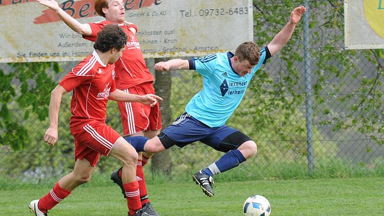 Während der SV Obererthal mit Florian Hofbauer (links) und Christopf Rüth (Mitte) gegen den Abstieg aus der Kreisklasse kämpft, will Westheim mit Florian Stein (rechts) in die Kreisliga aufsteigen. Foto: ssp