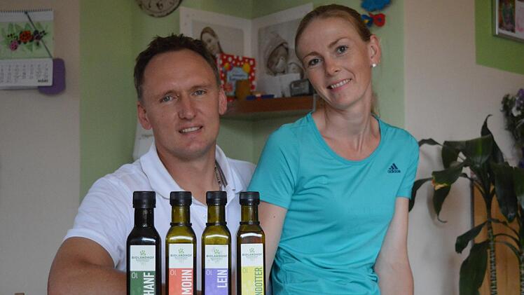 Die Bio-Landwirte Markus und Lisa Nagengast stellen verschiedene seltene Öle her.