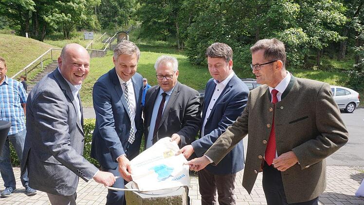 Enthüllung des  Geodätischen Referenzpunkts auf dem Kreuzberg. Das Bild  zeigt von links: Bürgermeister Georg Seiffert, Wolfgang Bauer (Präsident  des Landesamts für Digitalisierung, Breitband und Vermessung), Albert  Köder (Leiter des Amts für Digitalisierung, Breitband und Vermessung Bad  Kissingen mit seiner Außenstelle in Bad Neustadt), Sandro Kirchner (MdL)  und den stellvertretenden Landrat Peter Suckfüll. Foto: Marion Eckert