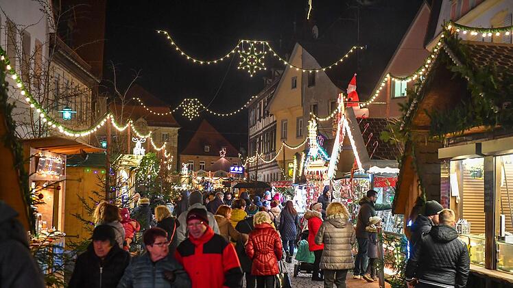 Schön: Mit all seinen Lichtern, Buden und Gerüchen versprüht der Forchheimer Weihnachtsmarkt viel Charme und vermittelt ein Gefühl von Behaglichkeit.