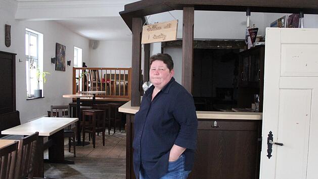 Die T&uuml;r ist offen f&uuml;r G&auml;ste, dennoch spricht das Schild &uuml;ber Mirjam Welleins Theke B&auml;nde. Foto: Niklas Schmitt