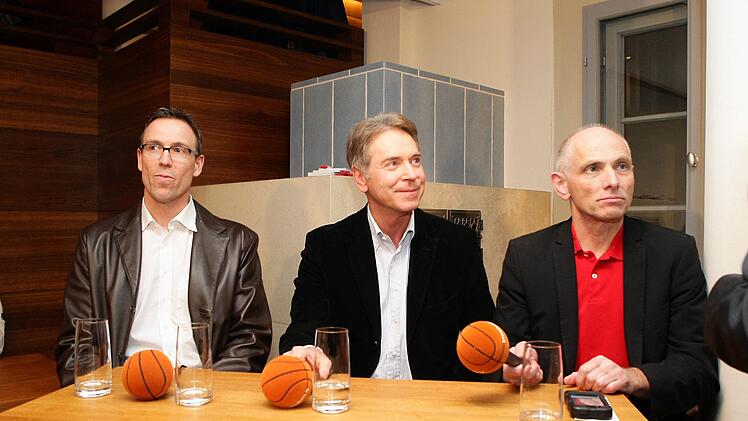 MIt der Entlassung von Headcoach Chris Fleming (links) im Jahr 2014 trat auch Wolfgang Heyder als Geschäftsführer Wolfgang Heyder (rechts) zurück. Das Tischtuch zwischen Heyder und dem Aufsichtsratsvorsitzenden der Bamberger Basketball GmbH und Hauptsponsor Michael Stoschek (Mitte) war zerschnitten.Archiv/sportpress