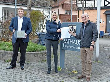 Ralf Schwarz (l.), Silke Launert und Markus Grüner bei der Urkundenübergabe