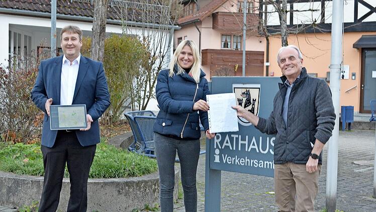 Ralf Schwarz (l.), Silke Launert und Markus Grüner bei der Urkundenübergabe