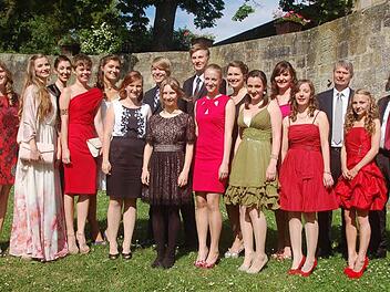 Diese Schüler des Gymnasiums Albertinum sind für hervorragende Leistungen prämiert worden. Es gratulierten Direktor Stefan Adler (Zweiter von rechts) und Konrektor Siegfried Scherbel (rechts). Foto: Gabi Arnold