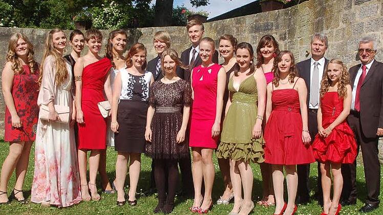 Diese Schüler des Gymnasiums Albertinum sind für hervorragende Leistungen prämiert worden. Es gratulierten Direktor Stefan Adler (Zweiter von rechts) und Konrektor Siegfried Scherbel (rechts). Foto: Gabi Arnold