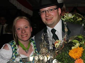 Das "königliche" Duo Lina-Marie Harnisch und Christoph Methfessel repräsentiert nun die Ludwigsstadter Schützen. Fotos: Veronika Schadeck