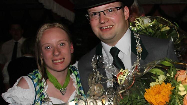 Das "königliche" Duo Lina-Marie Harnisch und Christoph Methfessel repräsentiert nun die Ludwigsstadter Schützen. Fotos: Veronika Schadeck