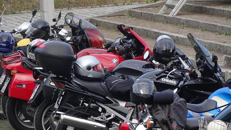 Maschinen aller Art kamen zum Gottesdienst: egal ob viel PS oder wenig PS, motorisiert oder nicht, alt oder neu - alle brauchen Gottes Segen zur unfallfreien Fahrt. Foto: Johanna Eckert