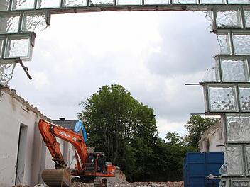 Durch dieses Loch in der Glaswand verschafften sich die Einsatzkräfte am 13. Mai Zugang zum Unglücksort. Sie konnten den Baggerfahrer jedoch nicht mehr lebend bergen. Fotos: Ulrike Müller