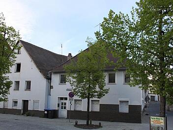 Diese beiden Häuser in der Wiesentstraße 23 und 25 werden weichen.  Foto: Roepert