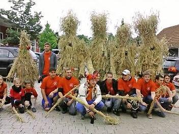 Ein echter Hingucker: Auch in diesem Jahr ziehen die traditionellen Strohbären durch die Ortschaft. privat