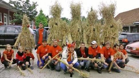 Ein echter Hingucker: Auch in diesem Jahr ziehen die traditionellen Strohbären durch die Ortschaft. privat