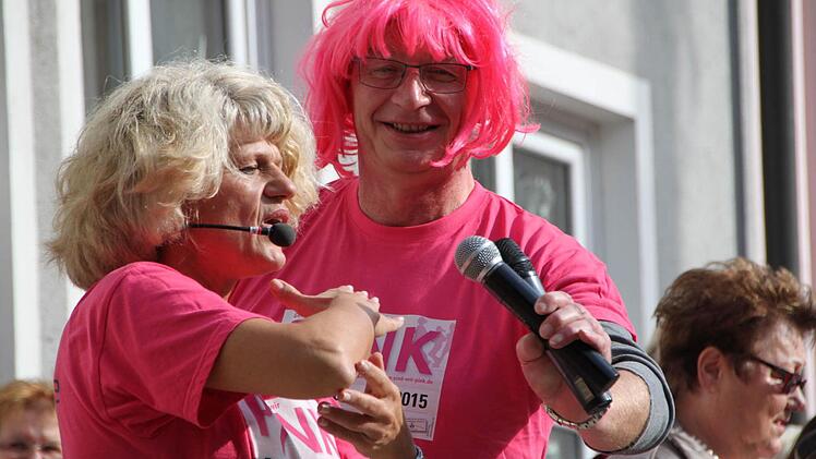 Fitness vor dem Startschuss: Petra Morschhäuser von der Therme Sinnflut heizt den Läuferinnen ein. Stadtrat Hartmut Bös attestiert.