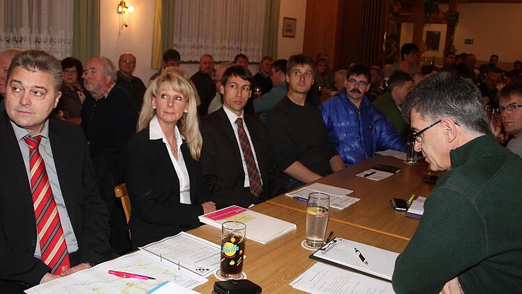 Der Saal war voll: Über 130 Bürger waren in die Gaststätte Ganzleben gekommen.