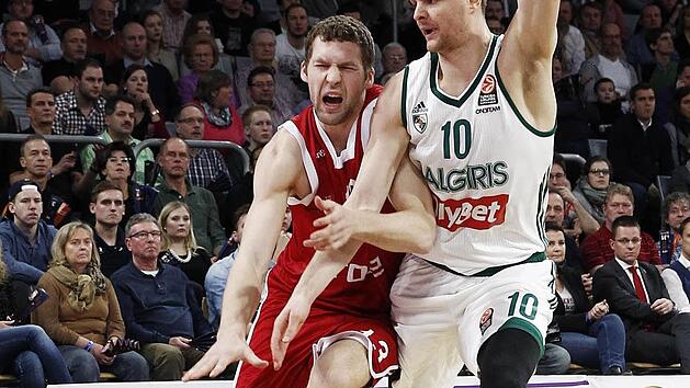 Bambergs Lette Janis Strelnieks (l.) duelliert sich mit dem Litauer im Trikot von Zalgiris Kaunas, Renaldas Seibutis. Im Heimspiel der letzten Saison feierte das Brose-Team mit dem 96:63-Kantersieg den bisher einzigen Erfolg gegen den litauischen Serienmeister. Foto: sportpress