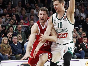 Bambergs Lette Janis Strelnieks (l.) duelliert sich mit dem Litauer im Trikot von Zalgiris Kaunas, Renaldas Seibutis. Im Heimspiel der letzten Saison feierte das Brose-Team mit dem 96:63-Kantersieg den bisher einzigen Erfolg gegen den litauischen Serienmeister. Foto: sportpress