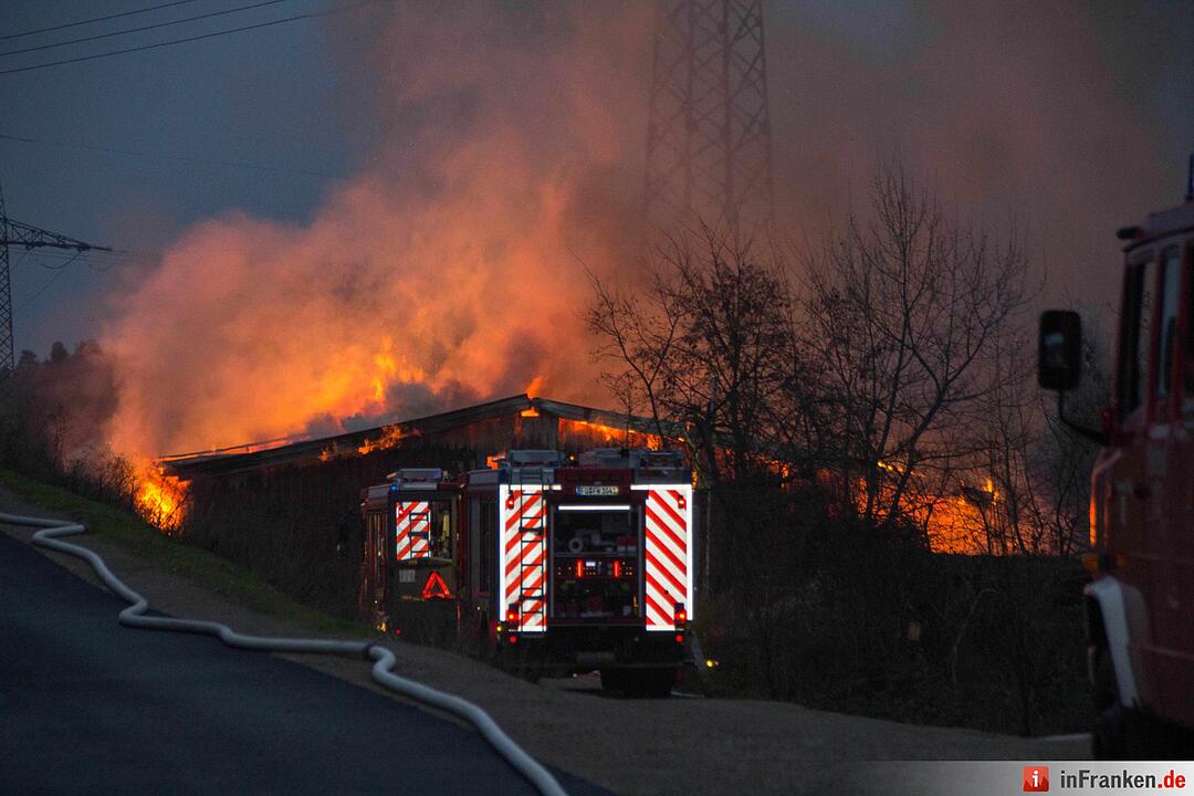 Lagerhalle bei Fürth brennt