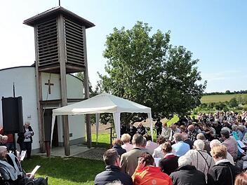Groß war die Beteiligung der Bevölkerung beim Jubiläumsfestgottesdienst mit Feier des Heiligen Abendmahles anlässlich 25 Jahre Grenz- und Friedenskapelle bei Burggrub. Foto: Gerd Fleischmann