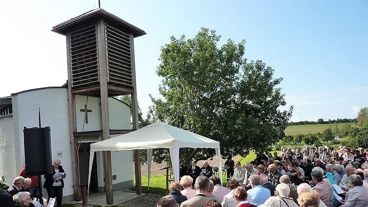 Groß war die Beteiligung der Bevölkerung beim Jubiläumsfestgottesdienst mit Feier des Heiligen Abendmahles anlässlich 25 Jahre Grenz- und Friedenskapelle bei Burggrub. Foto: Gerd Fleischmann