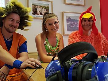 Johannes Gapon, Laura Bendner und Thomas Zettelmeier bereiten mit ihren Freunden in Breitbrunn den "Fasching im Sommer" vor. Die Lärmschutzkopfhörer signalisieren es schon: Leise wird das Ganze nicht unbedingt. Aber die Jugend muss sich auch im Sommer mal austoben dürfen. Brigitte Krause