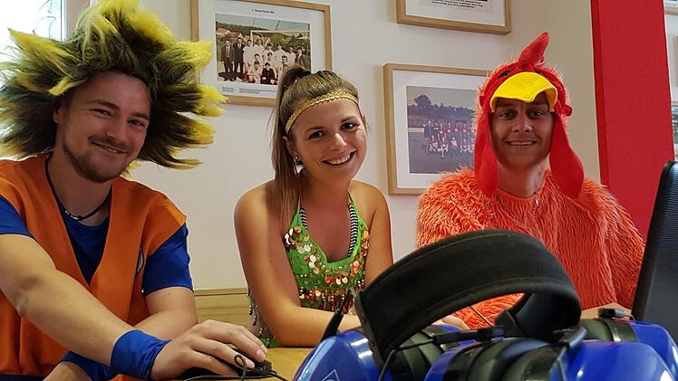 Johannes Gapon, Laura Bendner und Thomas Zettelmeier bereiten mit ihren Freunden in Breitbrunn den "Fasching im Sommer" vor. Die Lärmschutzkopfhörer signalisieren es schon: Leise wird das Ganze nicht unbedingt. Aber die Jugend muss sich auch im Sommer mal austoben dürfen. Brigitte Krause