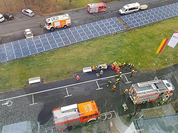 Nur ein Fehlalarm, doch es hätte auch Ernst sein können: Am Donnerstag rückte die Feuerwehr zum Kurstift aus. Foto: Jürgen Hüfner