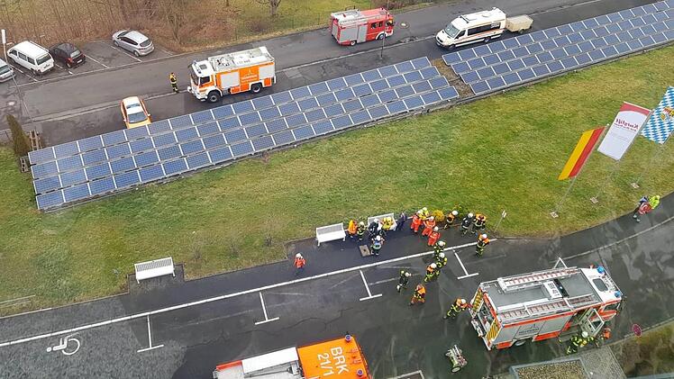 Nur ein Fehlalarm, doch es hätte auch Ernst sein können: Am Donnerstag rückte die Feuerwehr zum Kurstift aus. Foto: Jürgen Hüfner