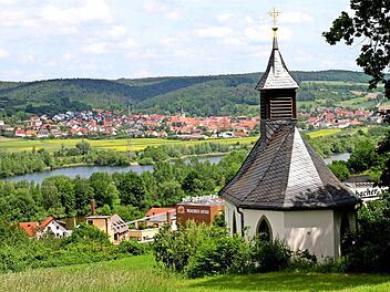 Besser könnte der Standort über Eschenbach und dem Maintal nicht gewählt sein: Die Vierzehn-Nothelfer-Kapelle thront auf den Höhen des Steigerwaldes über dem Eltmanner Stadtteil und dem Flusstal. Im Hintergrund ist Stettfeld auf der anderen Seite des Mains zu erkennen.  Foto: gg