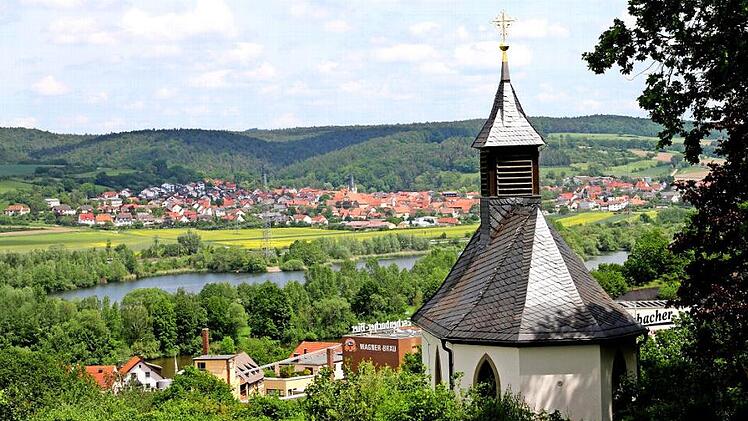Besser könnte der Standort über Eschenbach und dem Maintal nicht gewählt sein: Die Vierzehn-Nothelfer-Kapelle thront auf den Höhen des Steigerwaldes über dem Eltmanner Stadtteil und dem Flusstal. Im Hintergrund ist Stettfeld auf der anderen Seite des Mains zu erkennen.  Foto: gg